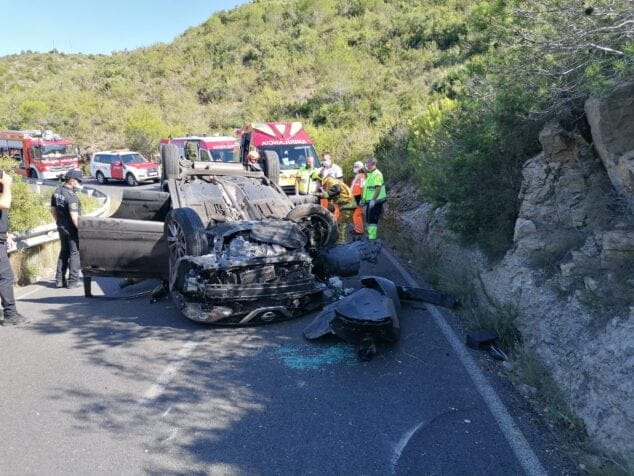 vehiculo accidentado en les planes 2