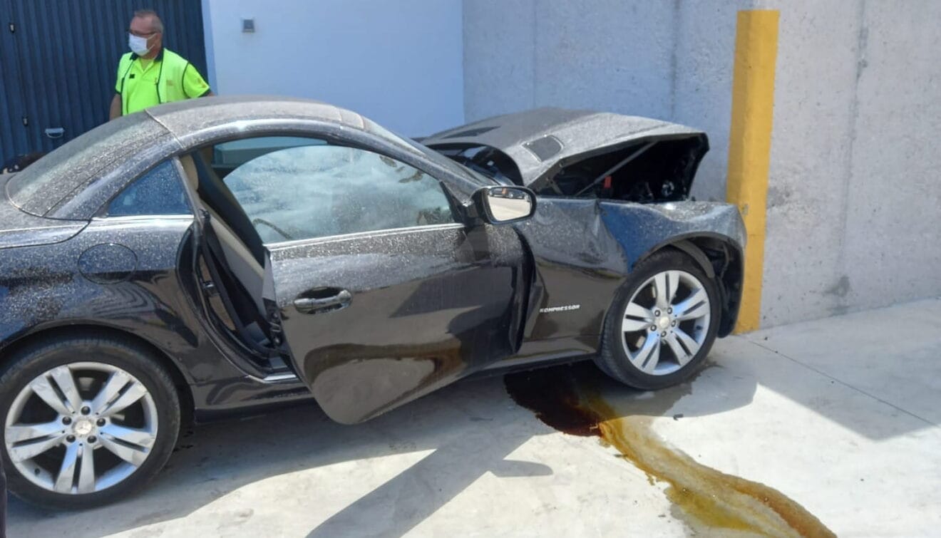 Vehículo siniestrado contra el supermercado