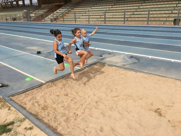 Imagen: Actividades de salto en el campus de atletismo