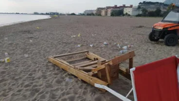 basura de un botellon junto a la silla de vigilancia volcada durante un fin de semana de 2021