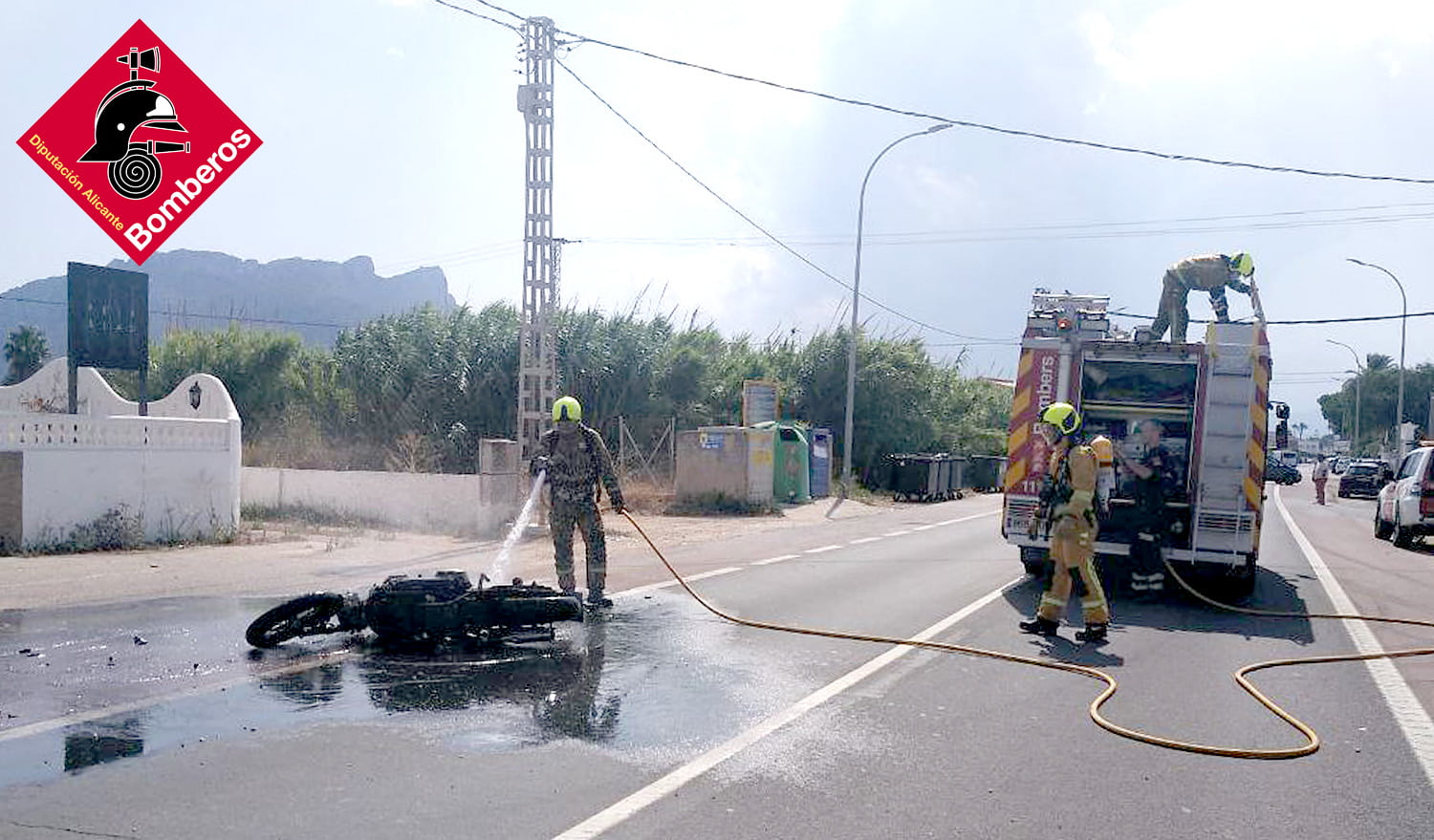 Bomberos apaga las llamas de la moto incendiada