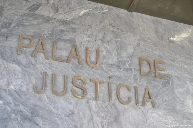 Dénia cederá a la Conselleria de Justicia un terreno de 870 m² para la ampliación del Palacio de Justicia de Dénia 1 Imagen: Entrada del Palau de Justicia de Dénia