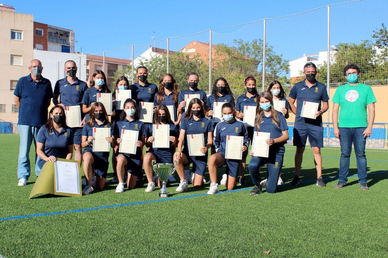 Equipo femenino con sus diplomas