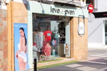 Fassade des Bademodengeschäfts Leveleleven