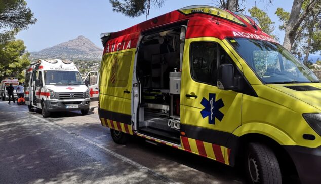 Image: Stock photo of an ambulance and a SAMU