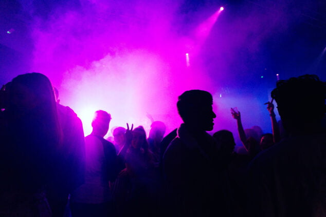 Imagen: Gente joven en el interior de una discoteca bailando