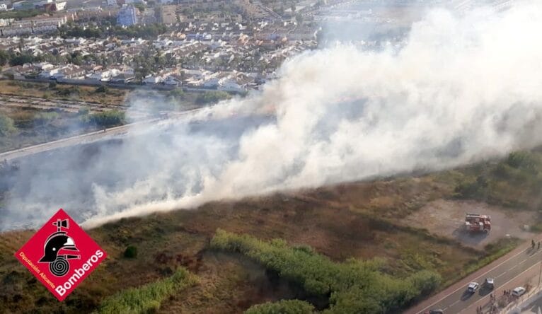 Humareda del incendio de vegetación de Dénia