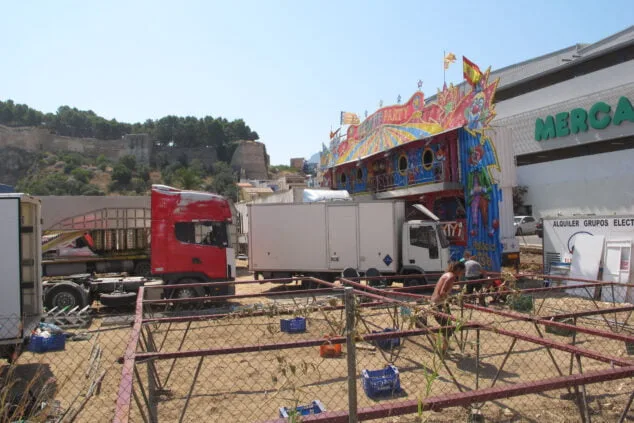 Vecinos de Dénia arremeten contra la instalación de la feria de atracciones en una zona residencial 4 instalacion de la feria de atracciones 2