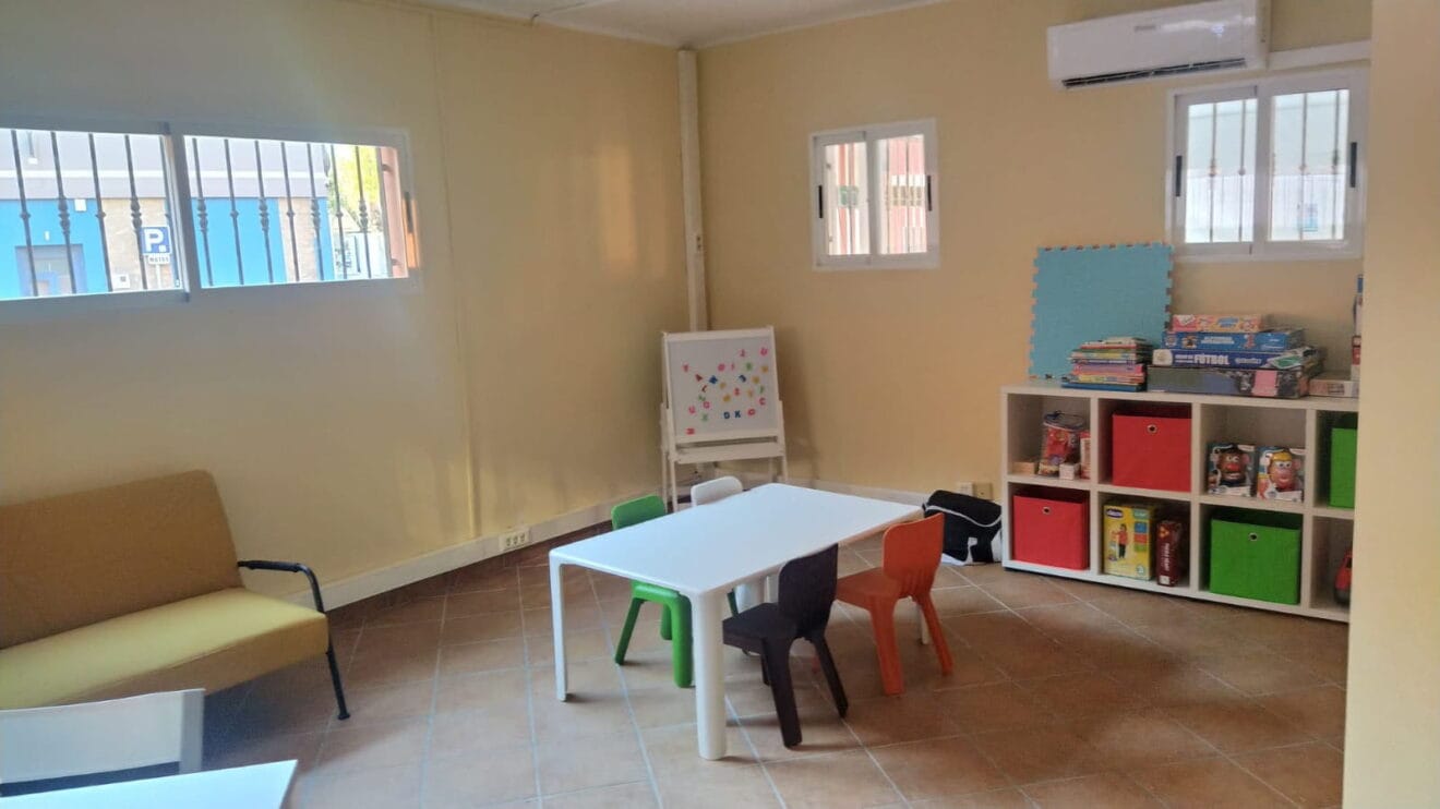 Interior del Punto de Encuentro Familiar de Dénia