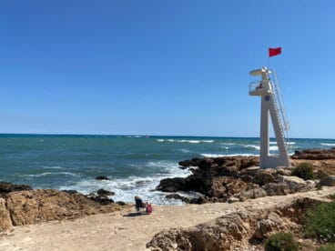 la bandera roja ondea en el trampoli