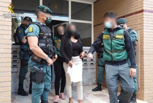 Imagen: La Guardia Civil desarticula una red criminal de trata de mujeres