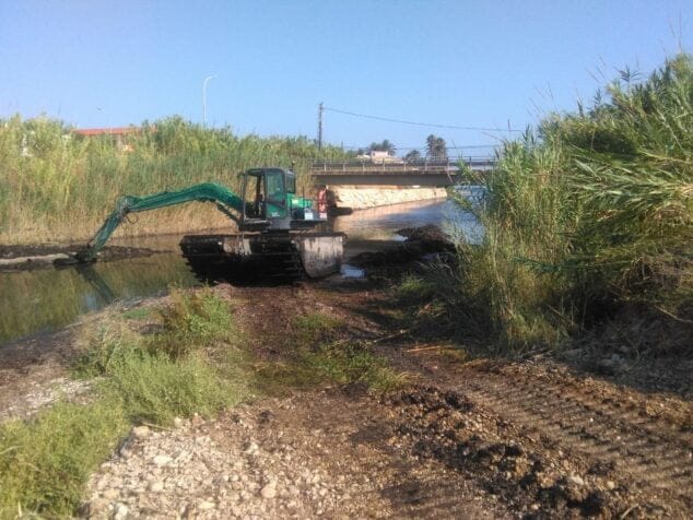 El Ayuntamiento procede a retirar los restos de posidonia en la desembocadura del río Girona 2 Imagen: Labores de limpieza en la desembocadura del Girona