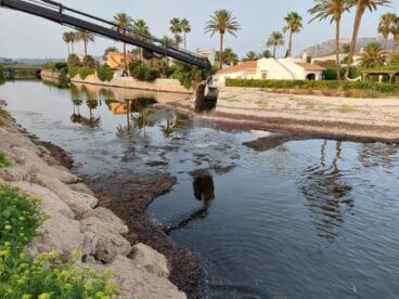 labores de limpieza en la desembocadura del rio girona