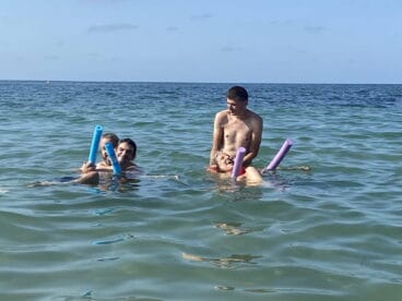 Miembros de Condenados al bordillo disfrutando de la playa