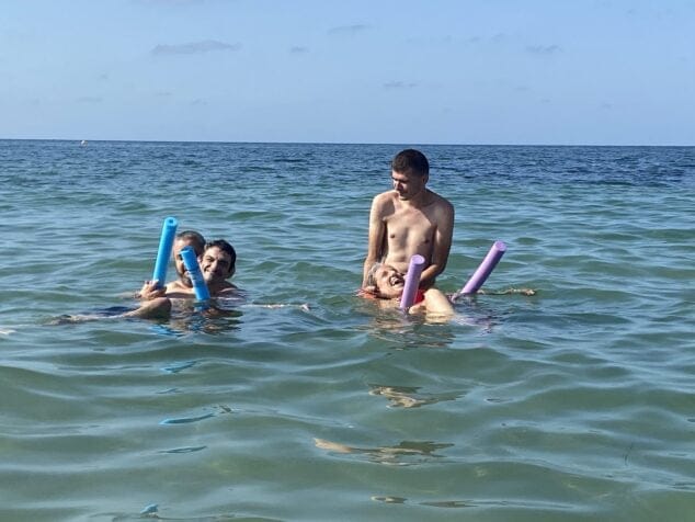 Imagen: Miembros de Condenados al bordillo disfrutando de la playa