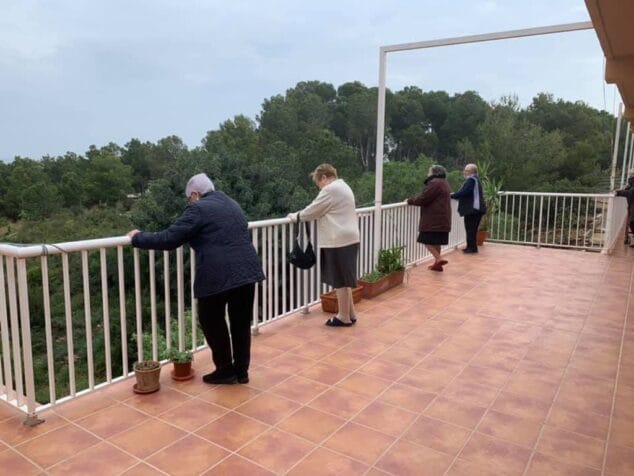 Imagen: Residentes de Santa Llúcia durante el confinamiento