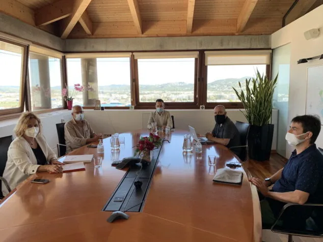 Dénia e Ibiza se acercan gracias a la gastronomía, el deporte y la posidonia 1 Imagen: Reunión entre los ayuntamientos de Dénia e Ibiza