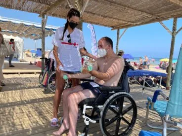 sessió per al desenvolupament de la mobilitat a la platja accessible punta del raset