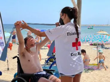 Sesión para el desarrollo de la movilidad en la playa accesible Punta del Raset