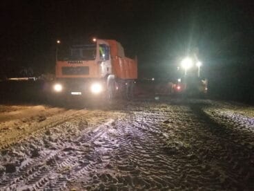 trabajos de retirada de algas en les marines