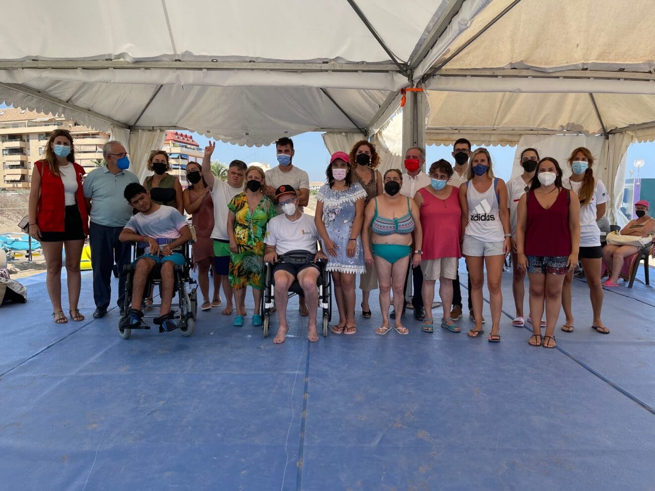 Usuarios de los servicios en la playa accesible Punta del Raset