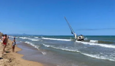 velero encallado en la zona de bancc83o de la playa de les bovetes