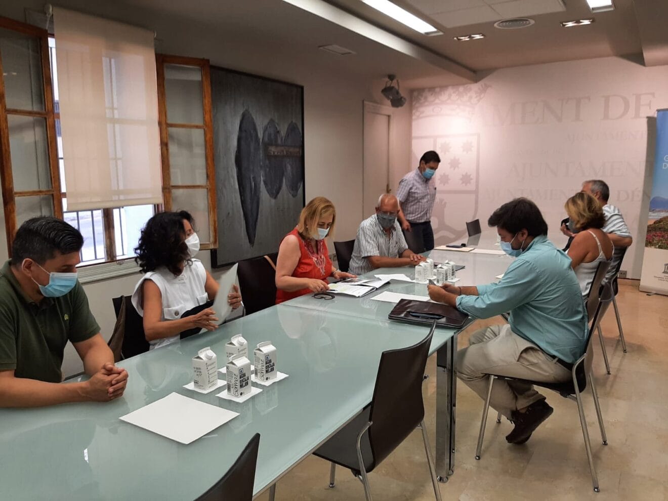 Vicent Grimalt junto a Carolina Vives en la reunión en el ayuntamiento de Dénia