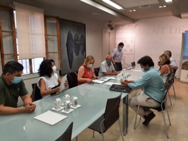 Vicent Grimalt junto a Carolina Vives en la reunión en el ayuntamiento de Dénia