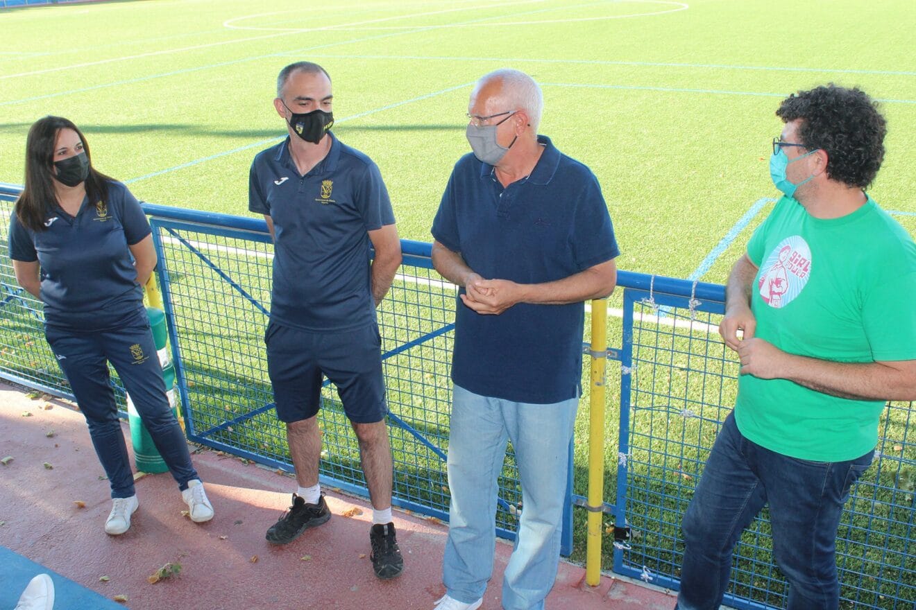 Vicent Grimalt y Raúl García de la Reina junto al cuerpo técnico