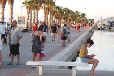 ambiente en la escollera norte de denia en la primera quincena de agosto
