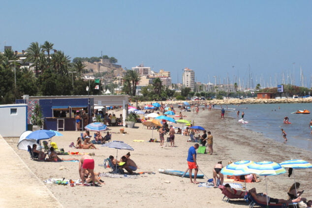 Imagen: Bañistas en la playa de la Marineta Cassiana durante la primera quincena de agosto