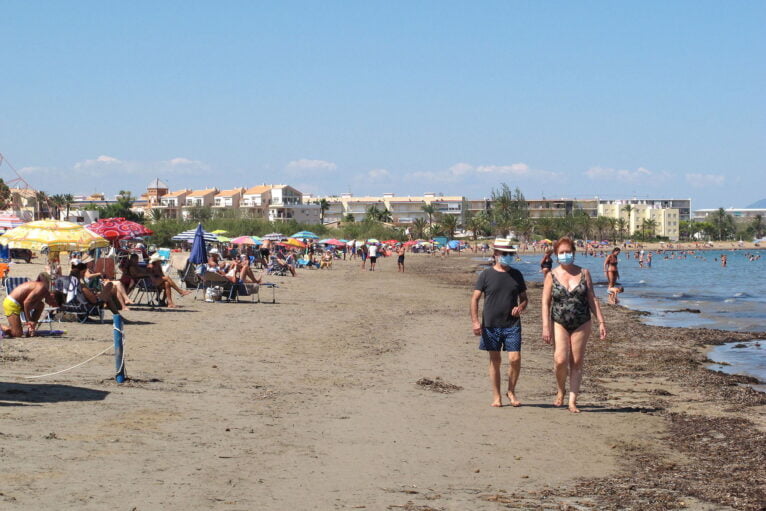 Badegäste am Strand von Punta del Raset