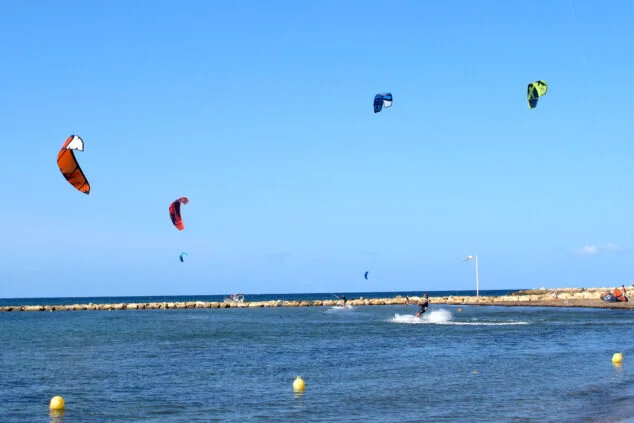 Imagen: Bañistas practicando kite surf en la zona habilitada de El Raset