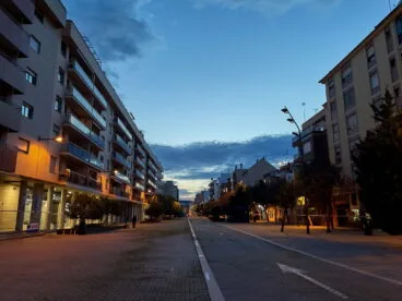 calle la via vacia durante la noche