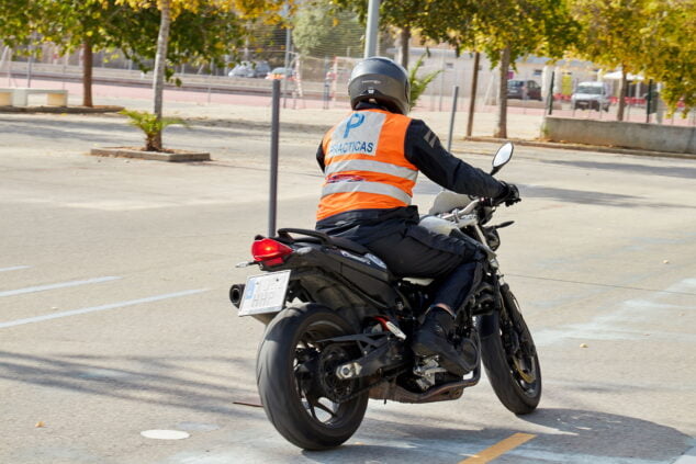 Imagen: Carnet de moto Denia - Autoescuela Guillem