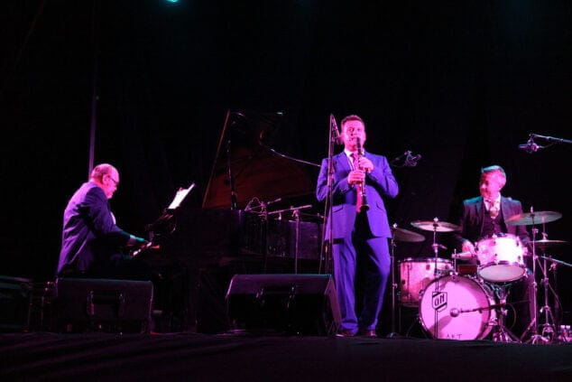 Guillaume Nouax deslumbra en Torrecremada con su swing y jazz de Nueva Orleans 16 concierto de guillaume nouax en denia 04