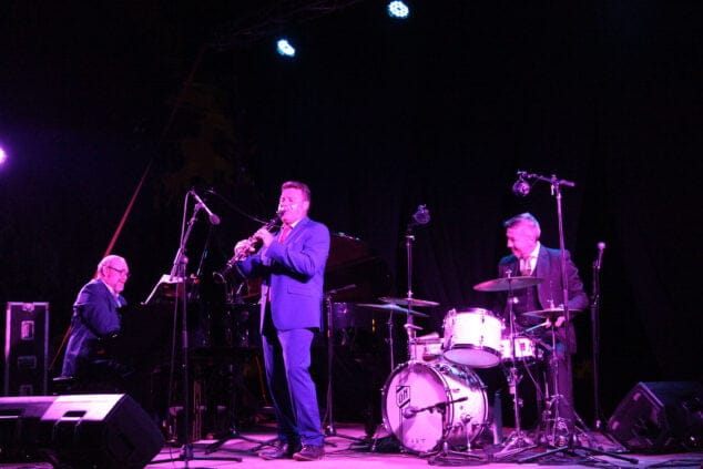 Guillaume Nouax deslumbra en Torrecremada con su swing y jazz de Nueva Orleans 15 concierto de guillaume nouax en denia 05
