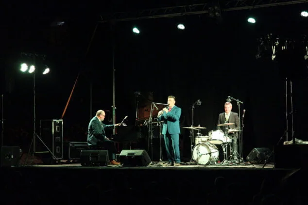 Guillaume Nouax deslumbra en Torrecremada con su swing y jazz de Nueva Orleans 13 concierto de guillaume nouax en denia 07
