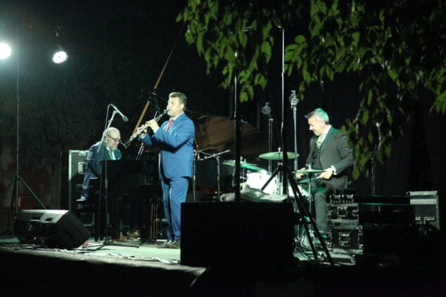 Guillaume Nouax deslumbra en Torrecremada con su swing y jazz de Nueva Orleans 9 concierto de guillaume nouax en denia 12