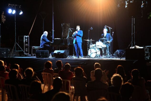 Guillaume Nouax deslumbra en Torrecremada con su swing y jazz de Nueva Orleans 1 Imagen: Concierto de Guillaume Nouax en Dénia