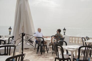 Danny nos atiende en la terraza del restaurante Mena | Inés Gilabert