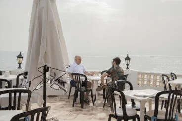 Danny nos atiende en la terraza del restaurante Mena | Inés Gilabert
