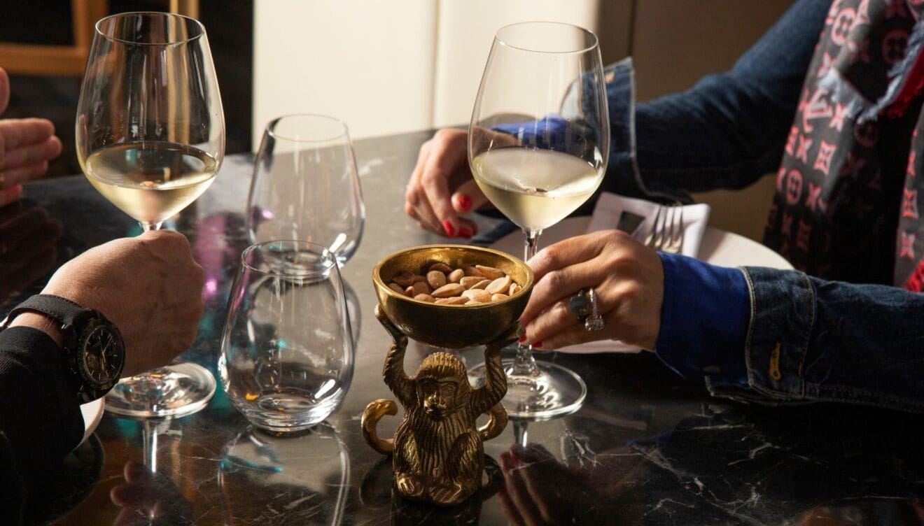 Disfruta de una buena copa de vino en aDuana Wine ExperienceExperience