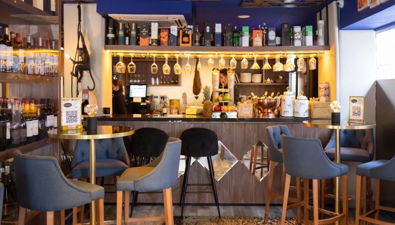Disfruta de una buena copa de vino en Dénia