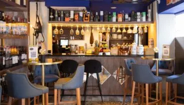 Disfruta de una buena copa de vino en Dénia