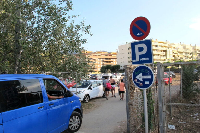 Entrance to the public parking near Punta del Raset beach