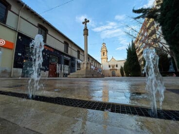 fuente de agua en la plaza del convent de denia