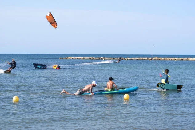 Imagen: Gente practicando deporte en la playa Punta del Raset