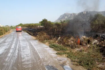 Incendio forestal en la entrada a Dénia