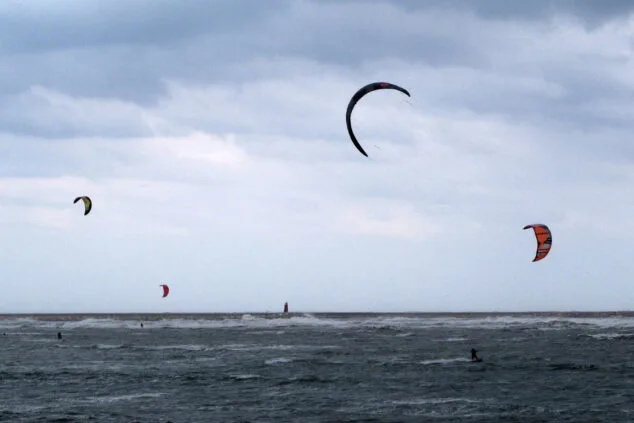 kitesurfistas en la marineta cassiana